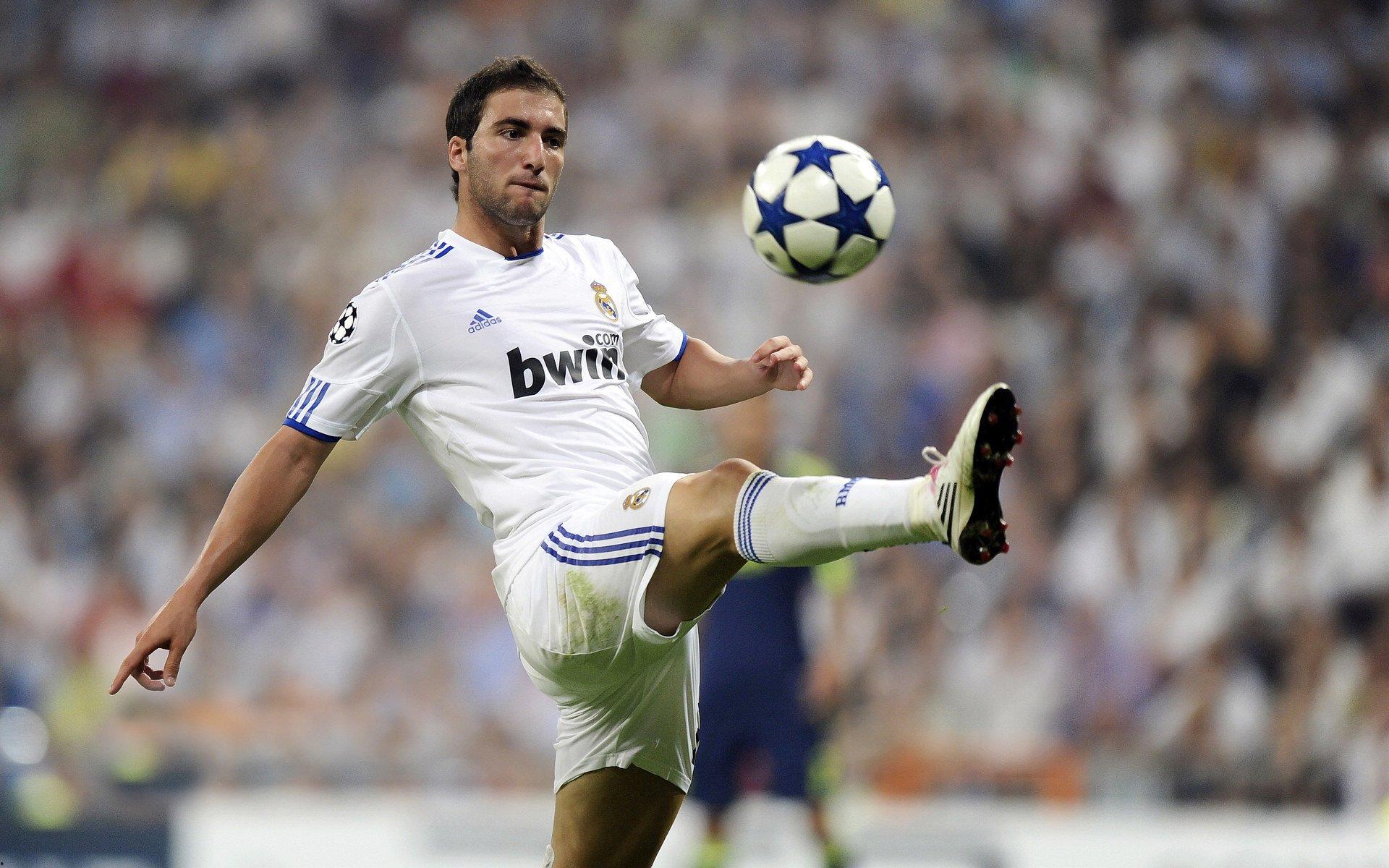 索萨挥别桑托斯，即将登陆英超加盟热刺，昂首告别，永怀感激